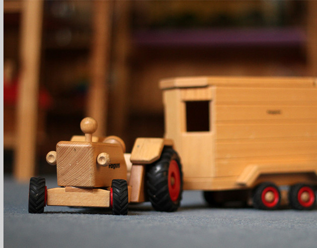 Ein Traktor mit Anhänger aus Holz